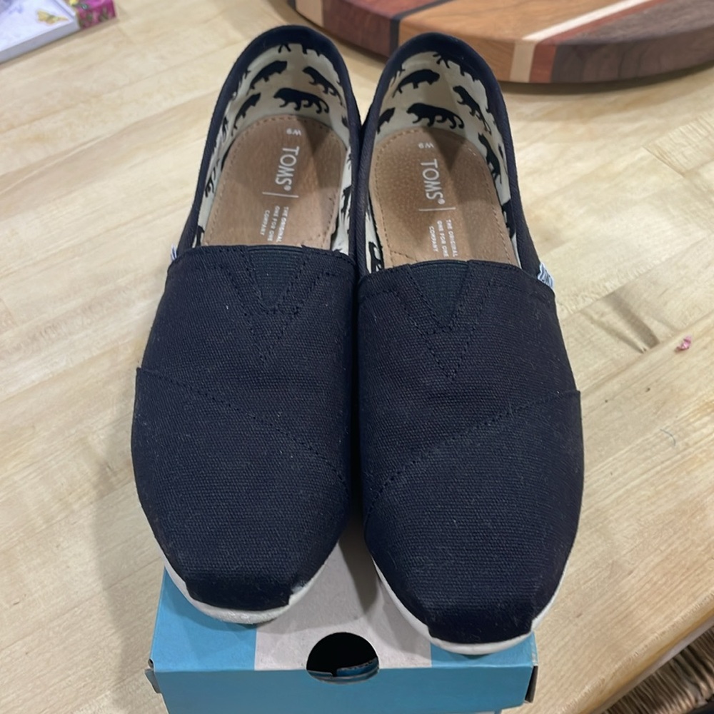 TOMS BLACK ALPARGATA sz 9